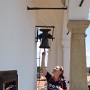 Irmísek zvoní na místní zvoneček.