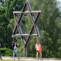 Židovská hvězda umístěná nad hřbitovem.