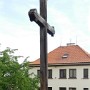 Dřevěný kříž na kamenném mostě pod zámkem.