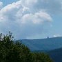 Pohled z Krásné na Lysou horu - nedejte se zmást, vysílač je opravdu nejvyšší místo.