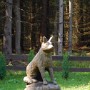 Dřevěná liška u Padrťského rybníku.