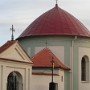Projíždíme okolo kostela sv. Jana Křtitele ve Slavkově.