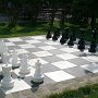 otel Ondráš na Godule se může pyšnit těmito velkými šachy, bazénem a kuželkami.