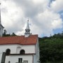 Kostel v Podhoří, od kterého se vychází na zříceninu Drahotuš.