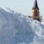 Detail sněhové hromady před kostelem.