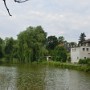 Projíždíme okolo rybníku Valcha ve Varnsdorfu.