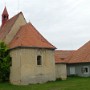 Kostel se zámečkem v Pakoměřicích.