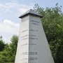 V Dolních Beřkovicích se nachází tento pomník s hladinami povodní.