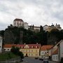 Pohled na vranovský hrad zespodu z města.