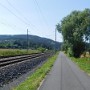 Kousek cyklotrasy vede i kolem železniční trati.