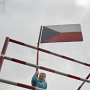 Irmísek šplhá po české vlajce.