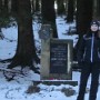 Hraniční kameny a pomník zmrzlé lyžařce na rozcestí U Tří kamenů.