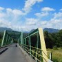 Projíždíme tímto železným mostem přes říčku Cilaos.