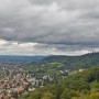 Pohled z rozhledny na Freiburg.