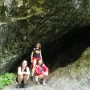 Irmísek s Mášou a Ivankou u malé jeskyně.