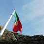 Portugalská vlajka v jedné z věžiček.