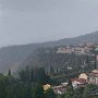 Nad Taorminu přichází déšť.