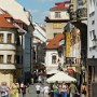 Pohled do malebných uliček centra Bratislavy.
