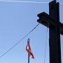 A tyčí se zde velký dřevěný kříž a stožár s rakouskou vlajkou.