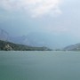 Jezero Lago di Cavedine a nad ním bouřkové mračna.