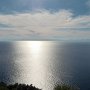 Pohled na moře a v pozadí obrysy Korsiky.