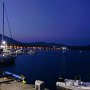 Pohled na večerní přístav v Marině di Campo.