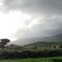 Když se vracíme zpět do Mariny di Campo, nad horami se začínají honit těžké mraky.
