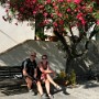 S miláčkem na lavičkách na náměstíčku v San Ilariu.