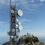Na Monte Capanne jsou umístěny dva vysílače.
