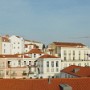 Červené střechy ve čtvrti Alfama v Lisabonu.
