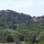Vidíme okrové doly v Roussillonu.